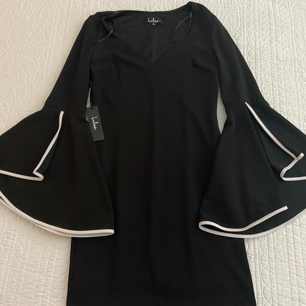 NEW WITH TAGS Lulus black bell sleeve dress